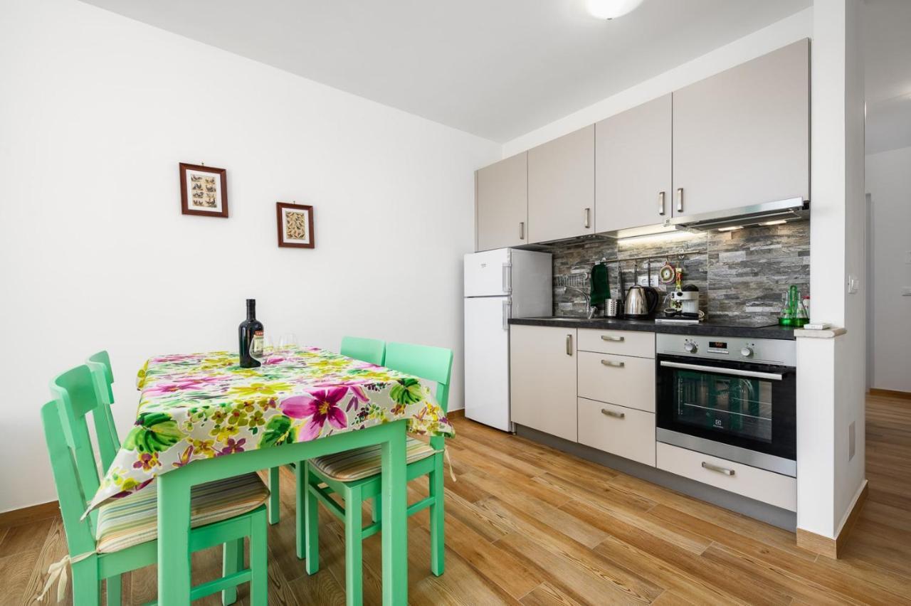 Andrea House With Apartments Umago Esterno foto